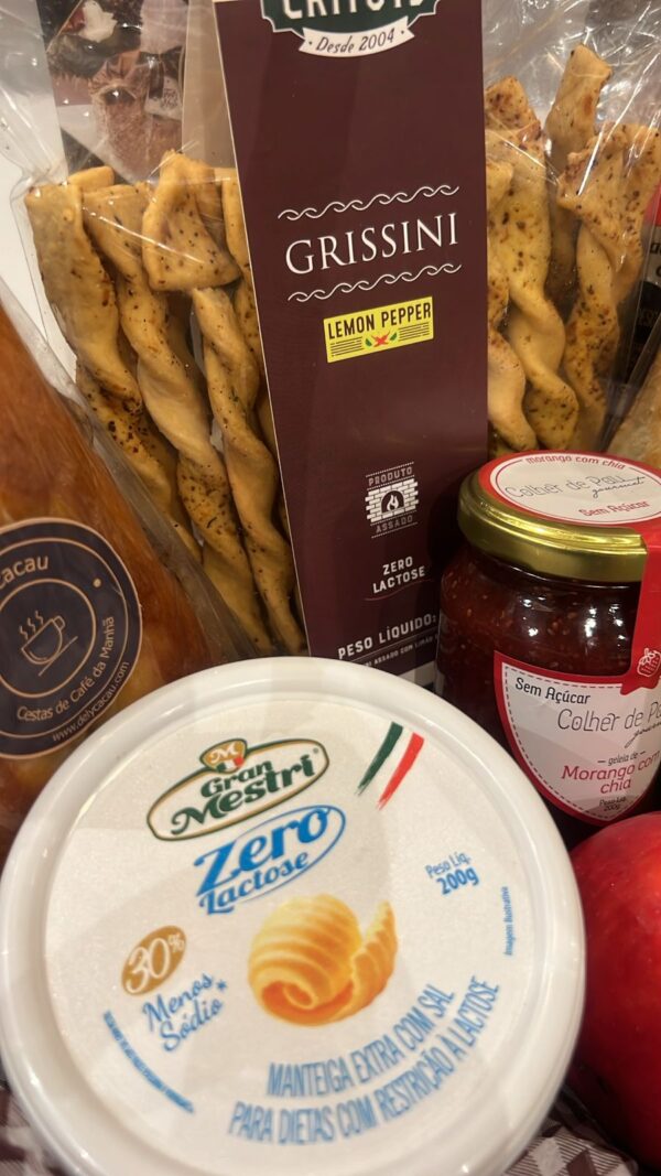 Cesta de presente Zero Lactose com doces e produtos saudáveis.