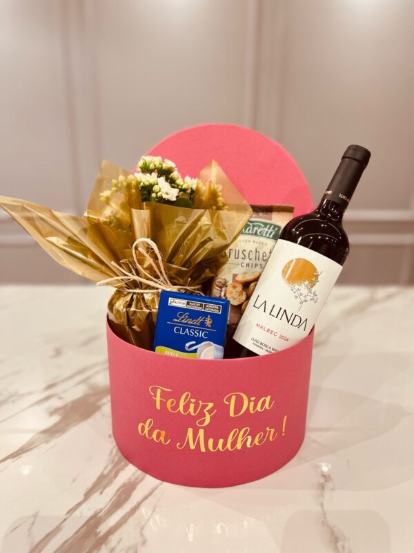 Cesta Dia da Mulher Vinho Malbec Argentino, Brusqueta da Bulghária Flores da bela Santa Catarina, Acerte no presente, compre já.