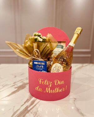 Cesta Dia da Mulher Espumante italiana, Chocolate Suiço, Brusqueta da Bulghária Flores da bela Santa Catarina, Acerte no presente, compre já.