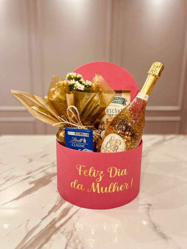 Cesta Dia da Mulher Espumante italiana, Chocolate Suiço, Brusqueta da Bulghária Flores da bela Santa Catarina, Acerte no presente, compre já.